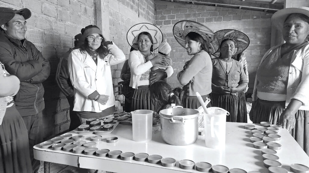 Encuentro comunitario alrededor de una mesa, fotografía de Bosco Global