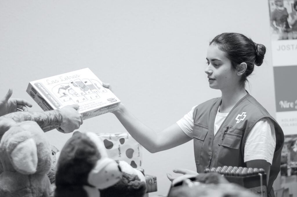 Una profesional de Cruz Roja comparte un libro con una persona