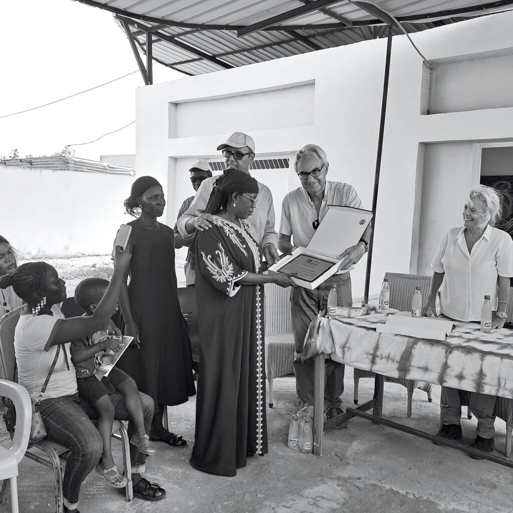 Encuentro comunitario en un espacio al aire libre, fotografía de Fundación Canaria FARRAH
