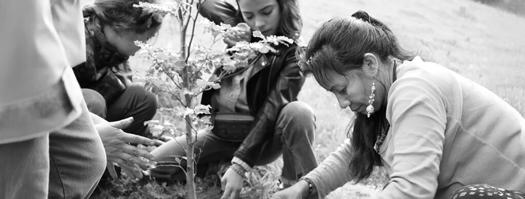 Un grupo participa en una actividad al aire libre junto a una fuente, fotografía de Entreculturas