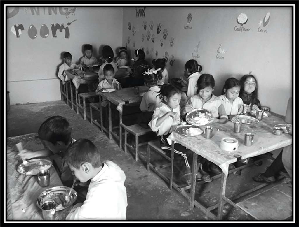 Un grupo de niñas y niños en un aula, fotografía de Maresía