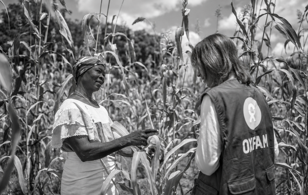 Dos mujeres conversan en un campo de cultivo, fotografía de Oxfam Intermón